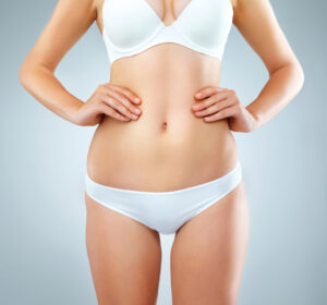 **Palavra-chave de foco:** tipos de abdominoplastia **Resumo:** Existem diferentes tipos de abdominoplastia, cada um indicado para um perfil específico de paciente e grau de flacidez abdominal. --- ## O que é abdominoplastia e por que existem diferentes tipos? A abdominoplastia é uma cirurgia plástica que tem como objetivo remover o excesso de pele e gordura da região abdominal, além de reforçar a musculatura da parede abdominal quando necessário. Muito procurada por pacientes que passaram por gestação, grandes variações de peso ou que apresentam flacidez na região, a abdominoplastia proporciona um abdômen mais firme, plano e com contornos mais definidos. Os diferentes tipos de abdominoplastia foram desenvolvidos para atender às diversas necessidades de cada paciente, considerando o grau de flacidez, a quantidade de gordura, o formato do corpo e os objetivos estéticos. Enquanto alguns procedimentos são indicados para casos mais leves, outros são recomendados para pacientes que precisam de correções mais extensas, como aqueles que passaram por cirurgia bariátrica. Conhecer as opções disponíveis e suas características é essencial para escolher, junto ao cirurgião plástico, o tipo mais adequado de abdominoplastia. A decisão influencia não apenas o resultado final, mas também o tempo de recuperação e o aspecto das cicatrizes. ## Abdominoplastia tradicional A abdominoplastia tradicional é o tipo mais conhecido e indicado para pacientes com flacidez moderada a intensa na parte inferior do abdômen. O procedimento consiste em uma incisão horizontal feita na região inferior do ventre, geralmente próxima à linha do biquíni. Por meio dela, o cirurgião remove o excesso de pele e gordura e, se necessário, costura os músculos retos abdominais que podem estar afastados. A cicatriz fica posicionada de forma estratégica para ser facilmente coberta por roupas íntimas. A abdominoplastia tradicional é muito comum em mulheres no pós-parto ou em pessoas que perderam bastante peso, mas ainda mantêm uma quantidade significativa de pele frouxa na parte inferior da barriga. O umbigo é reposicionado durante o procedimento, e o resultado é um abdômen mais plano e firme, com contornos naturais. A recuperação leva de duas a quatro semanas, com o uso de cinta modeladora e orientações específicas para garantir a boa cicatrização. ## Abdominoplastia em âncora A abdominoplastia em âncora, também conhecida como abdominoplastia em T invertido, é indicada para casos de flacidez severa, principalmente em pacientes que passaram por cirurgia bariátrica ou perda de peso massiva. Nesse tipo de cirurgia, além da incisão horizontal, é feita uma incisão vertical que vai do centro do abdômen até a linha inferior. Essa técnica permite uma remoção mais abrangente de pele em excesso, tanto no sentido vertical quanto horizontal, proporcionando um resultado mais completo para quem tem sobra de pele em todas as direções. Apesar da cicatriz mais extensa, o ganho estético é significativo e pode transformar completamente o contorno corporal. A cicatriz vertical pode ser um fator de preocupação estética, mas com os cuidados certos, ela tende a ficar mais discreta com o tempo. O cirurgião também pode utilizar técnicas de sutura refinadas para melhorar a aparência final da cicatriz. ## Lipoabdominoplastia A lipoabdominoplastia combina a remoção de pele com a lipoaspiração da gordura localizada, sendo ideal para pacientes que, além da flacidez, apresentam acúmulo de gordura na região abdominal e nos flancos. A grande vantagem desse procedimento é que ele promove um contorno corporal mais harmonioso, retirando não apenas o excesso de pele, mas também modelando a cintura e realçando as curvas naturais do corpo. A lipoaspiração é realizada antes da retirada da pele, o que reduz o trauma tecidual e favorece a vascularização da região. Essa técnica tem crescido em popularidade por oferecer resultados mais completos com cicatrizes semelhantes às da abdominoplastia tradicional. O tempo de recuperação pode variar de acordo com a extensão da lipoaspiração associada, mas normalmente exige repouso relativo por cerca de 15 a 20 dias. A drenagem linfática e o uso de cintas são fundamentais para potencializar os resultados e reduzir inchaços. ## Miniabdominoplastia e outras variações A miniabdominoplastia é indicada para casos mais leves, quando a flacidez está restrita à parte inferior do abdômen, abaixo do umbigo. A incisão é menor e o umbigo geralmente não precisa ser reposicionado. É uma opção menos invasiva, com recuperação mais rápida e cicatriz reduzida, ideal para pacientes que desejam uma melhora sutil e localizada. Outras variações incluem a abdominoplastia com lifting corporal posterior, que trata também a parte das costas e flancos, sendo indicada para pacientes com flacidez acentuada em toda a circunferência do tronco. Há ainda abordagens personalizadas, como a abdominoplastia estendida, que corrige também as laterais do abdômen, próxima aos quadris. A escolha do tipo de abdominoplastia deve ser baseada em uma avaliação detalhada feita por um cirurgião plástico experiente, levando em conta o histórico clínico, a anatomia e os desejos da paciente. **5 diferenciais sobre os tipos de abdominoplastia:** * Procedimentos adaptados para cada grau de flacidez abdominal * Técnicas modernas com cicatrizes discretas e resultados naturais * Opções que combinam remoção de pele com lipoaspiração para contorno completo * Indicação específica para pacientes pós-bariátricos ou pós-gestação * Melhorias significativas na autoestima e na qualidade de vida **Quem somos?** [https://www.clinicainfinitypaulista.com.br/quem-somos/](https://www.clinicainfinitypaulista.com.br/quem-somos/) **Referência complementar:** [Clique para acessar a Sociedade Brasileira de Cirurgia Plástica](https://www2.cirurgiaplastica.org.br/procedimentos/abdominoplastia/) Informações oficiais sobre abdominoplastia, indicações, técnicas e cuidados.