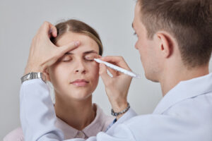 Conheça os principais tratamentos que podem substituir a blefaroplastia para rejuvenescer o olhar sem cirurgia. Quando buscar alternativas à blefaroplastia A blefaroplastia é uma cirurgia muito eficaz para remover o excesso de pele e bolsas ao redor dos olhos, mas nem todos os pacientes desejam passar por um procedimento cirúrgico. Nesses casos, é possível considerar opções menos invasivas que oferecem melhora estética, mesmo que com resultados mais sutis e temporários. As alternativas à blefaroplastia são indicadas principalmente para quem tem sinais iniciais de envelhecimento ou deseja adiar a cirurgia por algum motivo. O avanço da tecnologia estética tem permitido o desenvolvimento de diversos tratamentos que atuam diretamente na firmeza da pele, suavização de rugas e redução de inchaço. Embora essas opções não substituam completamente a cirurgia nos casos mais severos, elas são eficazes para rejuvenescer o olhar de maneira natural e progressiva. Antes de optar por qualquer procedimento, é fundamental passar por uma avaliação com um especialista, que indicará o melhor tratamento conforme as características da pele, grau de flacidez e objetivos do paciente. Principais tratamentos que substituem a blefaroplastia Entre os tratamentos mais utilizados como substitutos da blefaroplastia estão os procedimentos que estimulam colágeno, retraem a pele ou reduzem o volume de gordura ao redor dos olhos. O ultrassom microfocado, por exemplo, é uma excelente opção para quem busca firmeza na região das pálpebras sem cortes. Ele atua nas camadas mais profundas da pele, promovendo um efeito lifting gradual. Outra alternativa eficaz é o laser fracionado, que melhora a textura e a elasticidade da pele ao estimular a regeneração celular. Com sessões periódicas, é possível perceber uma melhora significativa nas linhas finas e na aparência de cansaço ao redor dos olhos. A radiofrequência com microagulhamento também tem se destacado como alternativa à blefaroplastia. A técnica combina estímulo térmico com perfurações controladas que ativam a produção de colágeno. Os resultados aparecem após algumas semanas e continuam evoluindo com o tempo. Preenchimentos com ácido hialurônico são indicados para suavizar o sulco lacrimal e corrigir a perda de volume na região inferior dos olhos. Apesar de não remover pele, o preenchimento melhora o contorno facial e disfarça olheiras profundas, conferindo um aspecto mais descansado. Cuidados, limitações e manutenção dos resultados É importante ressaltar que as alternativas à blefaroplastia não eliminam o excesso de pele, especialmente nos casos de flacidez avançada. Elas oferecem bons resultados em pacientes com sinais leves a moderados, e que desejam evitar o tempo de recuperação de uma cirurgia. A durabilidade desses tratamentos também costuma ser menor que a da cirurgia. Procedimentos como laser, preenchimento ou ultrassom exigem manutenção com sessões regulares para preservar os efeitos ao longo do tempo. Ainda assim, são soluções viáveis para quem busca intervenções mais suaves. Outro ponto importante é a escolha do profissional que irá realizar o procedimento. Mesmo que minimamente invasivos, esses tratamentos precisam ser aplicados com precisão e conhecimento técnico. A Clínica Infinity, localizada em Moema, conta com equipe especializada em rejuvenescimento facial, garantindo segurança e resultados naturais em todas as abordagens. Além dos procedimentos, hábitos saudáveis como alimentação balanceada, hidratação, uso diário de protetor solar e controle do estresse são fundamentais para manter a pele jovem por mais tempo. Cremes com ativos como retinol, cafeína e vitamina C também podem ser indicados para potencializar os resultados. Quando a cirurgia ainda é a melhor opção Embora existam boas alternativas, a blefaroplastia ainda é a solução mais indicada nos casos em que há excesso de pele significativo, bolsas de gordura evidentes ou queda estrutural das pálpebras. Esses fatores não são resolvidos completamente com procedimentos não cirúrgicos. Em pacientes que apresentam desconforto funcional, como dificuldade para abrir os olhos ou visão prejudicada por causa da flacidez, a cirurgia é necessária e oferece resultados mais completos e duradouros. A decisão deve ser feita em conjunto com o cirurgião plástico, levando em consideração o grau de envelhecimento e os objetivos do paciente. A combinação entre procedimentos não cirúrgicos e cirúrgicos também é possível. Muitos pacientes realizam uma blefaroplastia e, posteriormente, mantêm os resultados com sessões periódicas de laser ou radiofrequência. 5 itens de destaque: • Ultrassom microfocado e radiofrequência estimulam firmeza da pele sem cortes • Preenchimento com ácido hialurônico suaviza olheiras e dá volume à região dos olhos • Laser fracionado melhora textura e elasticidade da pele com sessões periódicas • Alternativas à blefaroplastia são ideais para casos leves a moderados de flacidez • A Clínica Infinity oferece avaliação completa para definir o melhor tratamento facial Quem somos? https://www.clinicainfinitypaulista.com.br/quem-somos/ alternativas à blefaroplastia